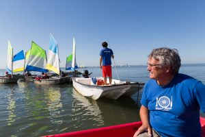 personnes sur barque - bassin d'arcachon