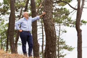 citoyen bassin arcachon contre un arbre