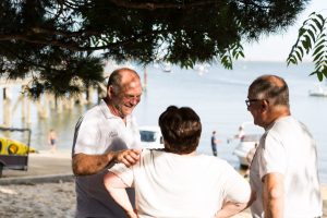 personnes près de la plage