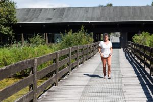 femme sur point en bois