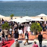 Photos de personnes sur la plage sous des chapiteaux durant la Plage aux Entrepreneurs d'Arcachon