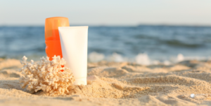 Crème solaire sur la plage