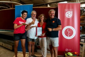 4 personnes figurent sur la photo : Jasmine et Philippe STARCK (créateur français), Béatrice et Emmanuel MARTIN (propriétaires du Chantier Naval Dubourdieu)