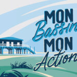 Dessin sur lequel on peut voir à l'arrière plan les Cabanes Tchanquées de l'Île aux Oiseaux, et au premier plan l'inscription "Mon Bassin Mon Action" avec une main tenant une spartine anglaise